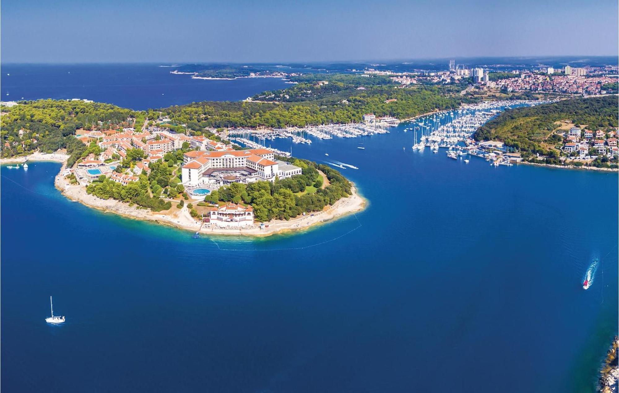 Awesome Apartment In Pula With Wifi *